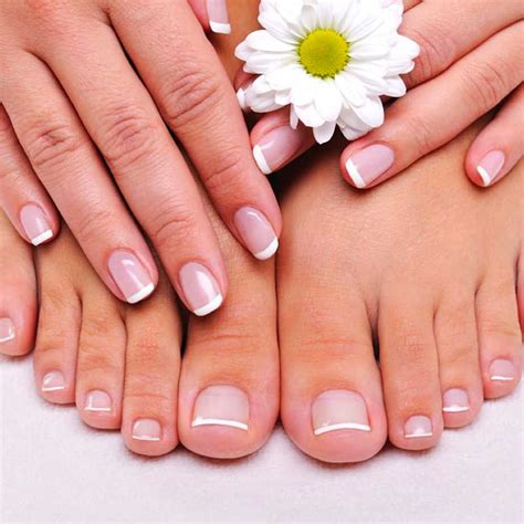 Image gros plan sur des mains et pieds soignés avec vernis