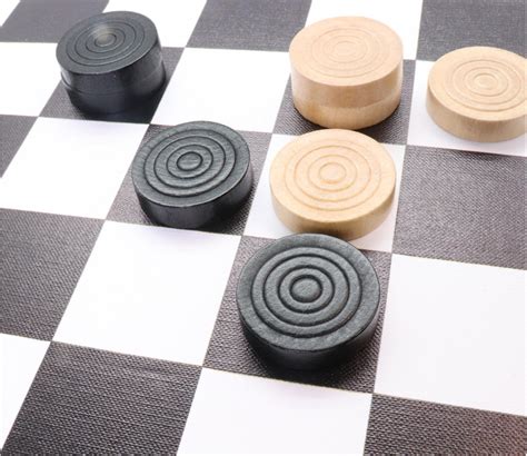 Exemple de pions de 5 cm dans l'espace UV, illustrant l'importance de la taille réelle de la carte UVW.