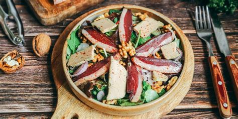 Table de buffet avec des spécialités montagnardes