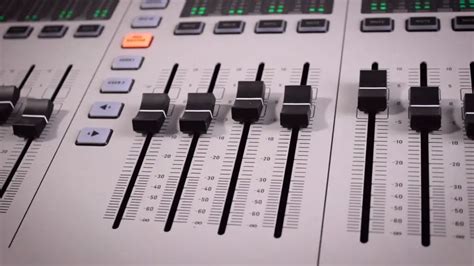 Illustration montrant l'interface de la page Fairlight avec des faders de volume, des options d'effets et des formes d'onde audio.