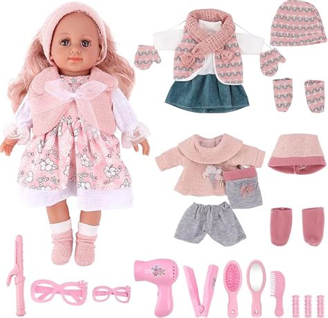 Photos de différentes tenues et accessoires pour la poupée Pom'ette.