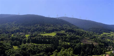 Photomontage du dossier de l'enquête publique montrant les 10 éoliennes alignées sur la crête du massif de Taillard, vues depuis le village de Saint-Sauveur-en-Rue.