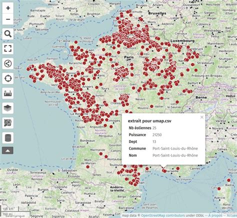 Carte de la zone d'implantation des éoliennes sur une ligne de relief majeure, avec indication des distances aux hameaux et villages, et la limite du PNR du Pilat.