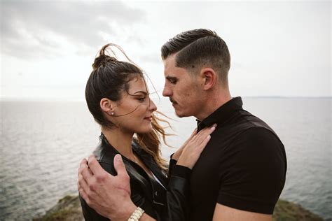 Photographe appliquant un preset sombre et chaleureux sur une photo de mariage.