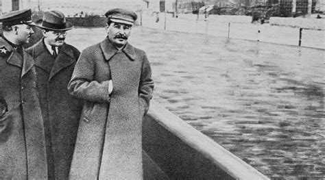 Photomontage historique montrant Lénine et Staline, illustrant la manipulation d'images à des fins politiques.