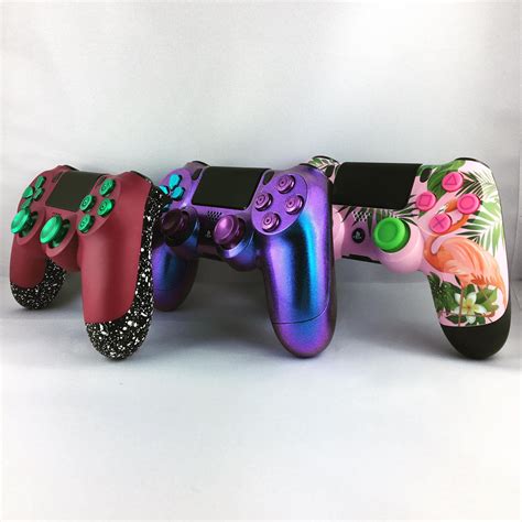 Illustration de diverses manettes PS4 personnalisées avec des skins colorés et variés