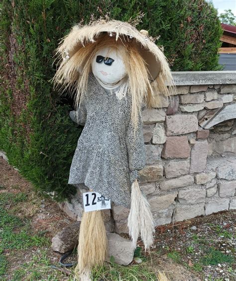 Exemples d'épouvantails décoratifs et de différentes tailles