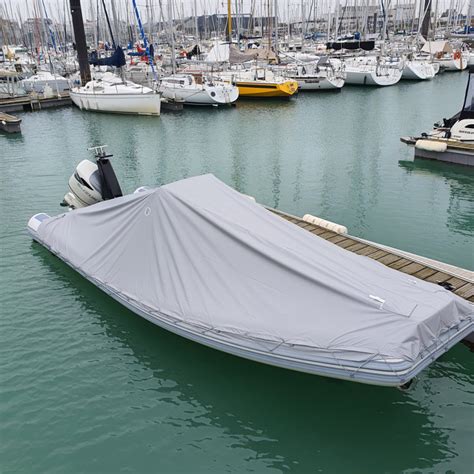 Photo d'un bateau recouvert d'un taud d'hivernage