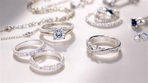 Photographie de bijoux en argent avant et après retouche