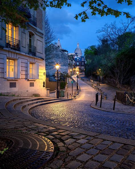 Rue pittoresque à Nice, France, avec un chien et des vélos