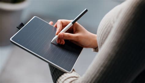 Gros plan sur le stylet de la One by Wacom, mettant en évidence son unique bouton personnalisable.
