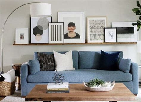 Photo d'un mur de photos stylé au-dessus d'un canapé