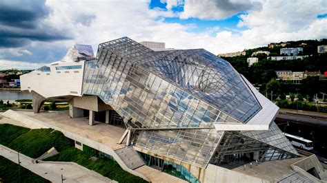 Vue extérieure du Musée des Confluences à Lyon, bâtiment architectural emblématique.