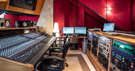 Photo de Greg Wells dans un studio d'enregistrement.