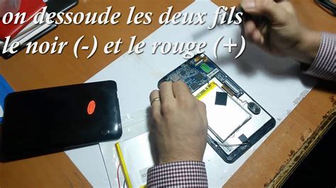 Illustration étape par étape du remplacement de la batterie d'une tablette Wacom, montrant comment retirer l'ancienne et installer la nouvelle.