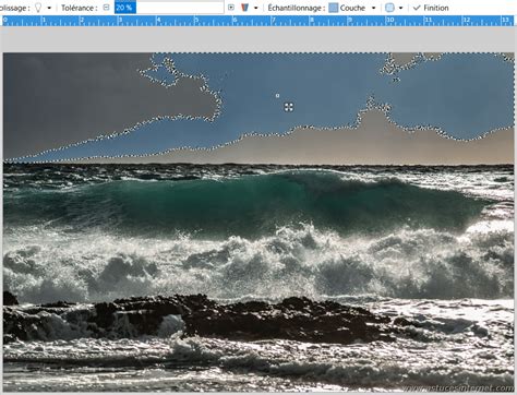 Exemple d'image montrant une sélection de ciel réalisée avec la Baguette Magique, avant et après ajustement de la tolérance