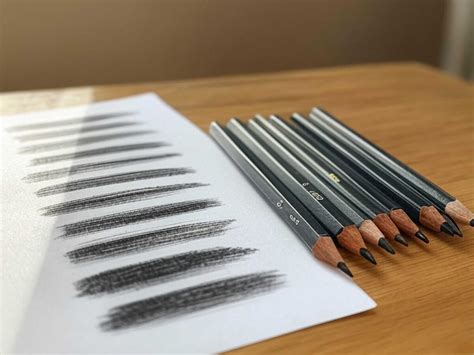 Comparaison entre un dessin au crayon gris et un dessin au crayon bleu
