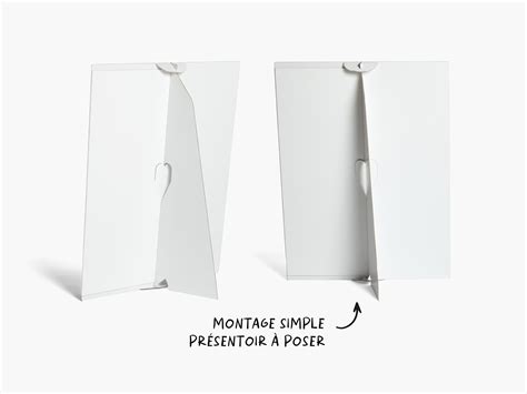 Différents modèles de présentoirs A5 en carton, vierges et personnalisés, disposés de manière attrayante.