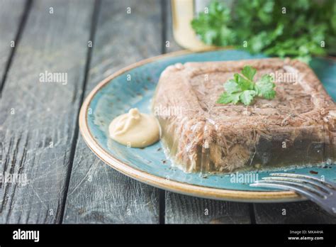 Photobashing utilisant une texture inspirée du holodets pour la peau de la créature.