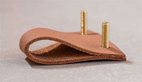 Détail de la fixation des poignées en cuir avec des vis