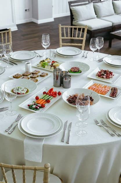 Illustration d'une table joliment dressée avec des marque-places personnalisés