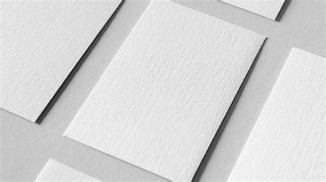 Comparaison visuelle de différents types de papier : un papier à grain prononcé, un papier lisse (Bristol), et un papier à grain satiné (type Hot Pressed).