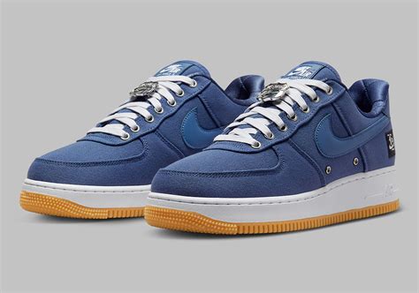 Schéma des inscriptions et détails de design sur la Nike Air Force 1 '07 LV8 DNA