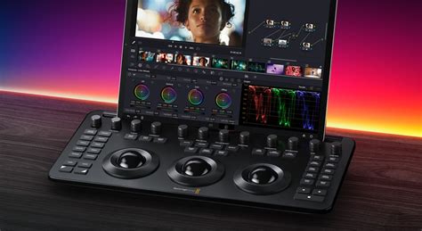 Photo de la console DaVinci Resolve Control Surface, mettant en évidence ses différentes commandes tactiles et ses écrans LCD.