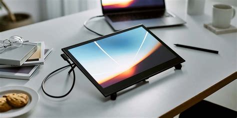 Comparaison visuelle de la finesse du Wacom Movink OLED avec une tablette traditionnelle.