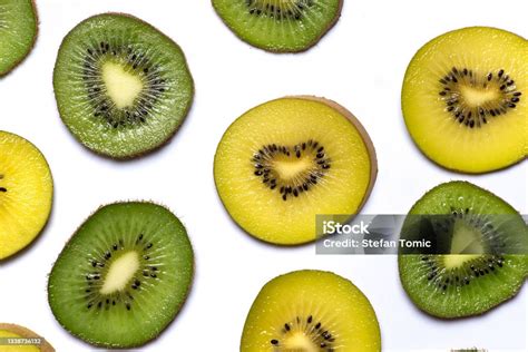 Illustration montrant l'insertion d'un objet détouré (kiwi) dans une nouvelle image