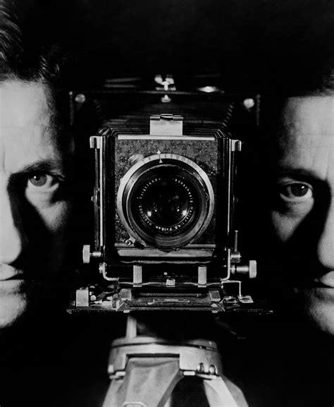 Portrait d'Erwin Blumenfeld, photographe influençant le XXe siècle.