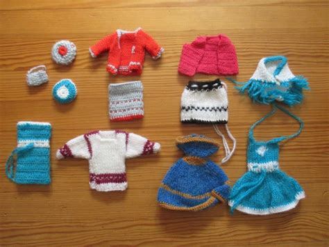 Collage de différentes tenues tricotées pour poupons