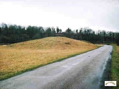 Tumulus de Gramat (Lot) pour illustrer la possible ressemblance avec la Montjoie parisienne.