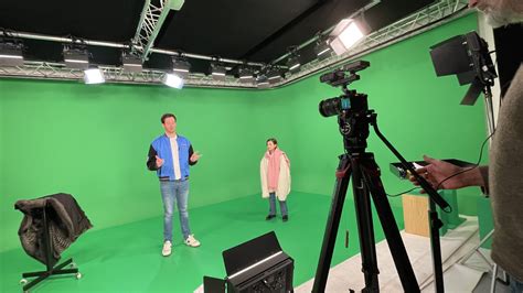 Illustration montrant un sujet filmé sur fond vert et le résultat final avec un arrière-plan différent.