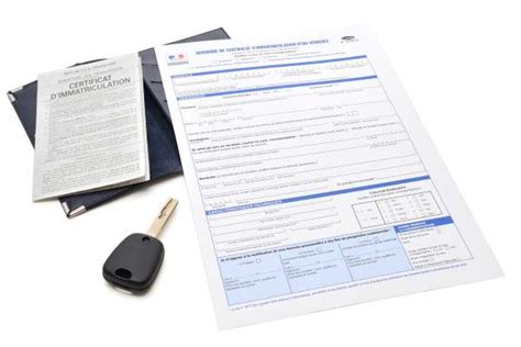 Schéma illustrant le processus de changement de nom sur une carte grise avec les étapes clés et les délais.