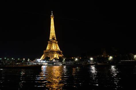 Illustration représentant différents styles de menus français : Marie-Antoinette, printemps, Tour Eiffel la nuit, campagne rustique.