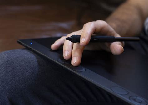 Gros plan sur le stylet Wacom Intuos Pro, montrant la gomme, les boutons latéraux et la pointe remplaçable