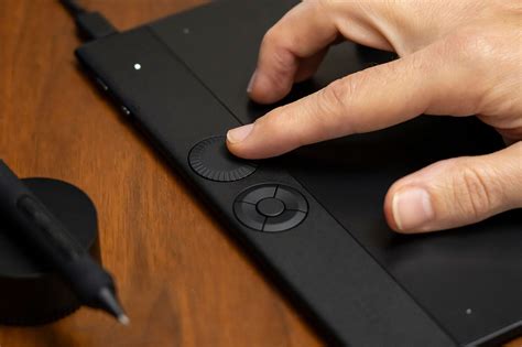 Illustration du bouton d'alimentation et du Home Button sur une tablette Wacom Intuos Pro