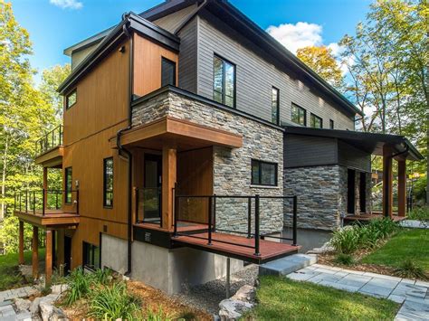Photographie d'un bâtiment avec des revêtements en bois Maxi-Forêt