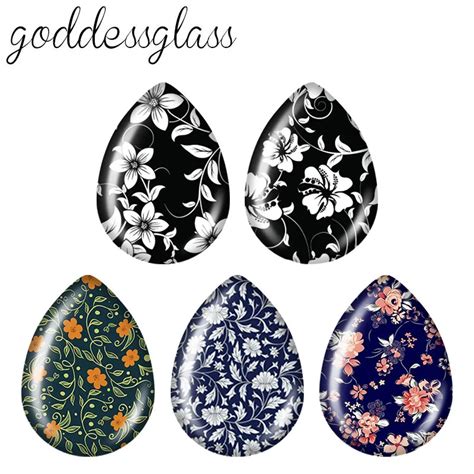 Application de vernis-colle sur le dos d'un cabochon