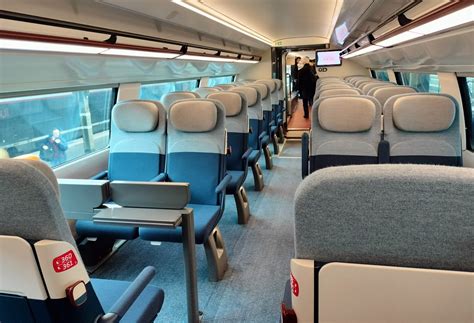 Illustration dans 3ds Max montrant un wagon de train tournant dans un virage sur une trajectoire, avec la case 