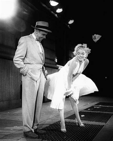 Marilyn Monroe debout au-dessus d'une bouche de métro, sa robe blanche volant autour d'elle.
