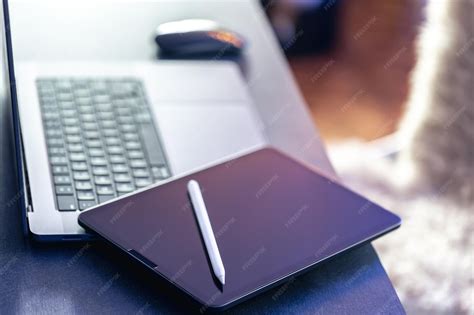 Gros plan sur un stylet de tablette graphique en action