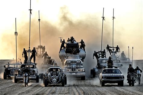 Vue panoramique du désert de Mad Max: Fury Road avec des véhicules en mouvement, accentuant la profondeur 3D.