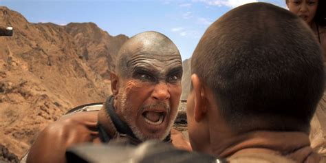 Comparaison visuelle entre l'édition 2D et 3D de Mad Max: Fury Road, mettant en évidence la profondeur de champ.