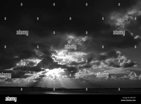 Comparaison de deux photos : une avec un ciel dramatique propice au noir et blanc, et une autre avec un ciel dégagé moins impactante en noir et blanc.