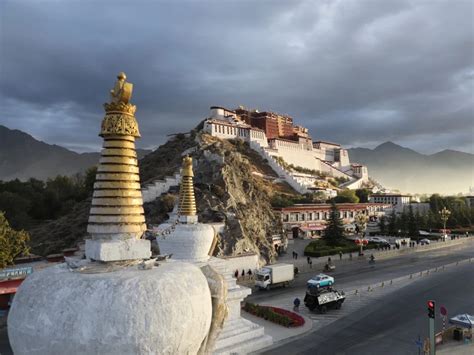 Comparaison côte à côte de deux rendus d'un objet en plastique translucide : l'un avec des paramètres de base et l'autre avec la diffusion souterraine activée.