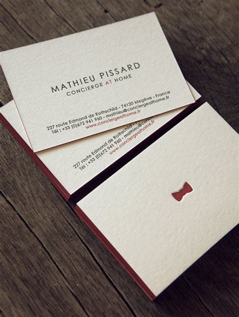 Exemples de cartes de visite et d'affiches utilisant des polices scriptes