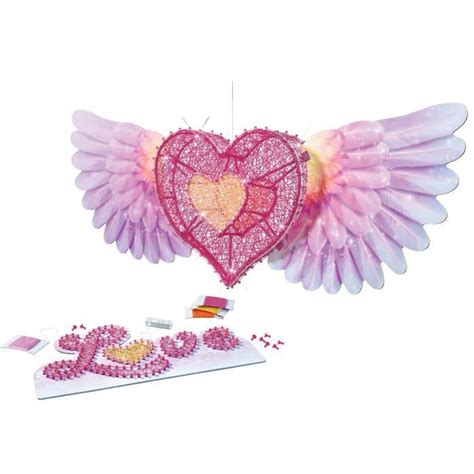 Exemple de cœur 3D String It Maxi décorant une chambre d'enfant