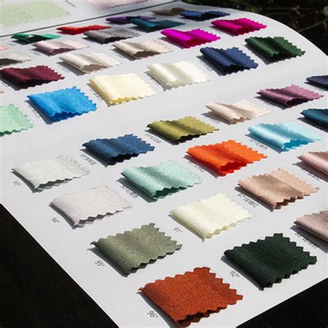 Exemple de moodboard physique avec des échantillons de tissus, des palettes de couleurs et des images inspirantes.